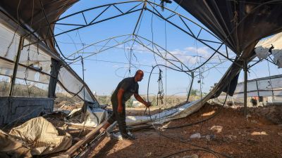 Palestinsk man synar spåren efter Israels attack 12.8.2021 i Rafah i Gaza.