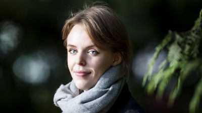 En kvinna med en grå halsduk