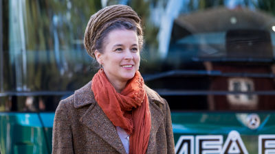 Amanda Lind står utomhus och ler.