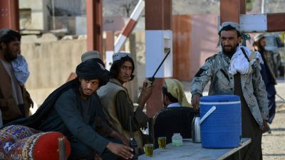 Talibaner vaktar en polisstation.
