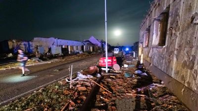 Bilder från byn Hrušky visar stor materiell förstörelse med hus vars tak blåst av och fönster krossats.