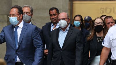 Trumporganisationens finanschef Alan Weisselberg leds ut från rättssalen på Manhattan den 1 juli 2021.