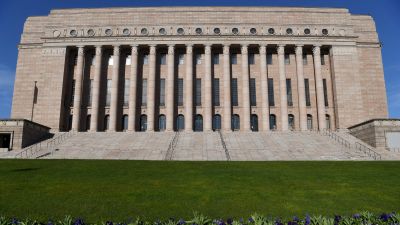 Riksdagshusets i Helsingfors fotograferat nerifrån i i maj 2021.