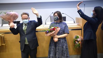 Juhana Vartianen, Anni Sinnemäki, Nasima Razmyar står i en sal