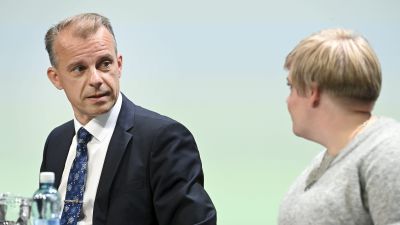 Centerns gruppordförande Juha Pylväs och partiets ordförande Annika Saarikko på partiets sommarmöte i Seinäjoki den 26 augusti 2021.