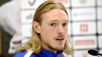 Fredrik Jensen på en presskonferens.