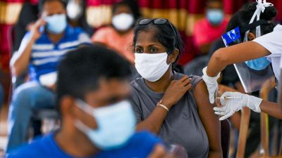 Personer vaccineras med coronavaccinet Sputnik V den 6 maj 2021.