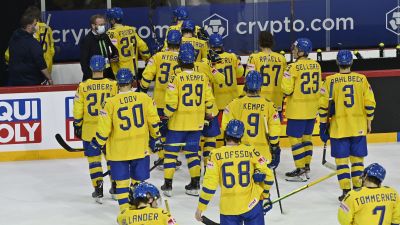 Besvikna svenska spelare efter förlusten mot Ryssland i hockey-VM 2021.