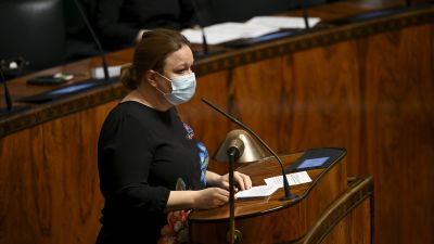 Familje- och omsorgsminister Krista Kiuru (SDP) talar under riksdagens plenum den 6 oktober 2021.