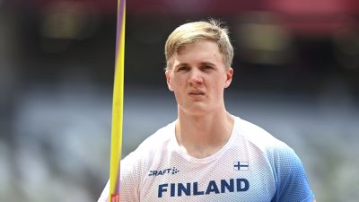 Oliver Helander grimaserar med ett spjut i handen.