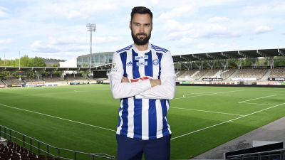 Tim Sparv poserar med HJK:s tröja.