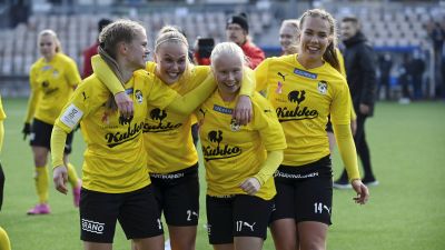 KuPS spelare ser glada ut och firar ligatiteln.