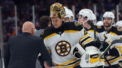 Tuukka Rask skakar hand.