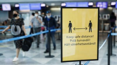 Skylt som uppmanar till att hålla säkerhetsavstånd.