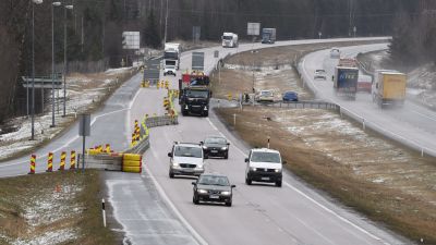 Bilar på motorvägen. Trafikkontroll i Hyvinge den 15 april.