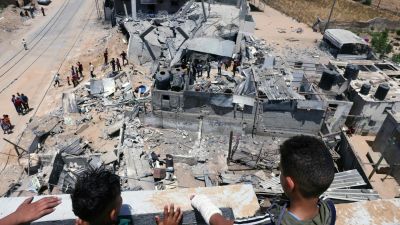 Två palestinska pojkar tittade ut över sönderbombade grannhus i staden Rafah på södra Gazaremsan, söndagen den 16.5.