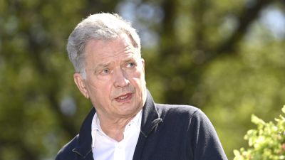 En sommarklädd president Sauli Niinistö.