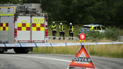 Flera personer har blivit påkörda av ett tåg söder om Hässleholm i Sverige.