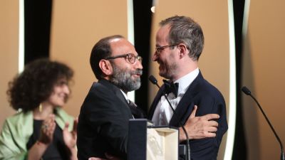 Två personer omfamnas på filmfestivalen i Cannes.