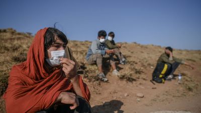 Afghanska flyktingar som kommit från Iran till Tatvan i östra Turkiet 15.8.2021. Turkiet har förstärkt sin gräns och bygger upp en mur mot Iran för att förhindra flyktingar att ta sig in.