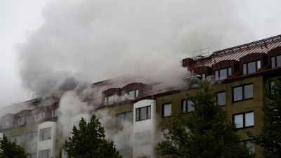 Kerrostalosta nousee paksua savua laajalta alueelta.
