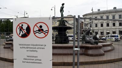 En skylt där det står att man inte får klättra på eller simma i Havis Amanda-fontänen. Skylten är uppsatt på ett stängsel runt statyn.