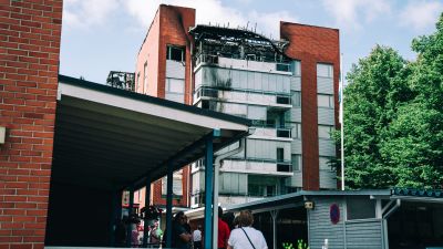 Det brandskadade flervåningshuset i Nyslott.