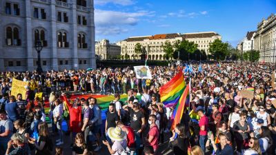 Tusentals människor med regnbågsflaggor demonstrerade mot det tilltänkta lagpaketet utanför parlamentsbyggnaden i Budapest på måndagen.