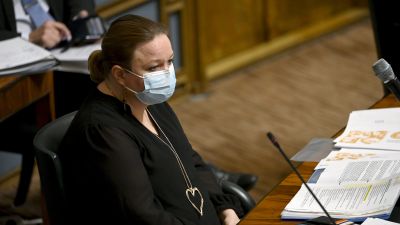 Perhe- ja peruspalveluministeri Krista Kiuru eduskunnan suullisella kyselytunnilla Helsingissä 23. syyskuuta 2021.