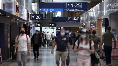 Människor i munskydd går omkring på Helsingfors-Vanda flygplats.
