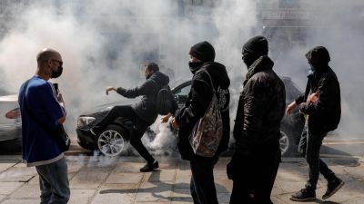 En demonstrant i Paris sparkade tårgasgranater tillbaka mot polisen under protesterna på onsdagen.