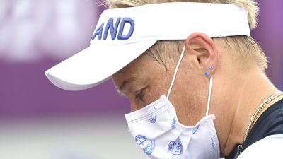 Satu Mäkelä-Nummela ser uppgiven ut.