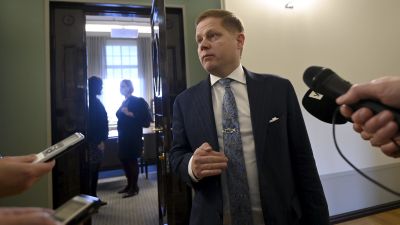 Eduskunnan sosiaali- ja terveysvaliokunnan puheenjohtaja Markus Lohi kertoi toimittajille kommenttinsa poistuessaan valiokunnan kokouksesta Helsingissä 12. lokakuuta.