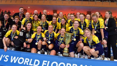 Sveriges innebandydamer firar VM-guld.