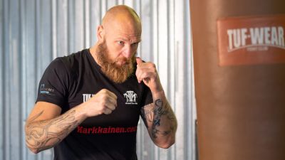 Robert Helenius slår mot en boxningssäck.