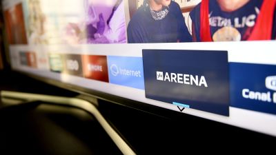 En tv-skärm med Arenans logga.