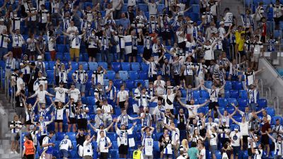 Fotbollsfans i S:t Petersburg under fotbolls-EM 2021.