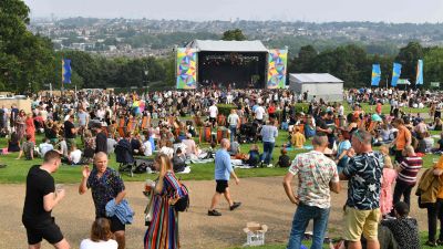 Festival i London. Folkmassa kring scenen.