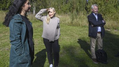 Eduskuntaryhmän puheenjohtaja Emma Kari, puheenjohtaja Maria Ohisalo ja ulkoministeri Pekka Haavisto vihreän eduskuntaryhmän kesäkokouksen tiedotustilaisuudessa Evon retkeilyalueella Hämeenlinnassa 1. syyskuuta 2021.
