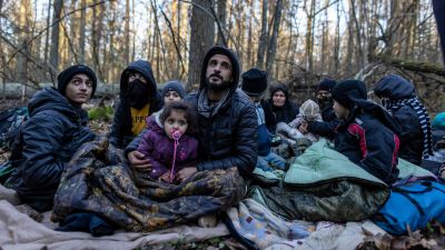 Kurdisk familj vid vid gränsen mellan Belarus och Polen