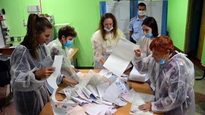 Valfunktionärer sorterar valsedlar i Vladivostok den 17 september.