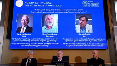 Syukuro Manabe, Klaus Hasselmann och Giorgio Parisi på en skärm.