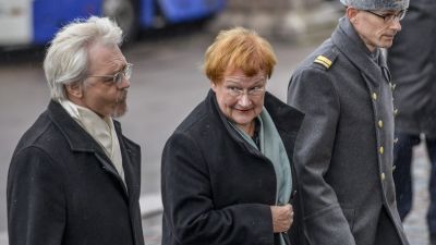 Tarja Halonen och Pentti Arajärvi anländer till den ekumeniska gudstjänsten i Helsingfors domkyrka den 6.12.2014.