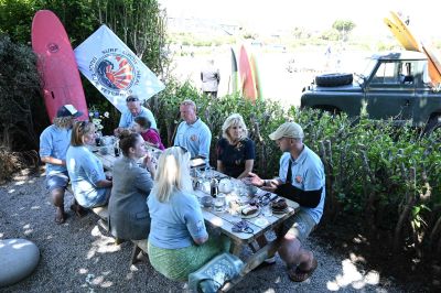 Presidenthustrun Jill Biden träffade militärveteraner och surfare i Newlyn, Cornwall vid sidan om G7-ländernas toppmöte.