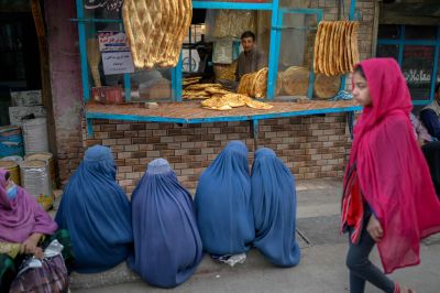 Kvinnor väntar på gratis bröd utanför ett bageri i Kabul.16.9.2021