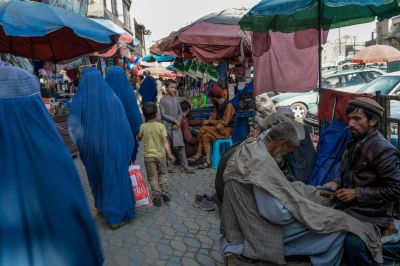 Frisör och kund på ett torg i Kabul 22.9.2021