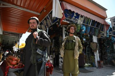 Talibankrigare handlar varor på marknaden Bush i kabul 9.9.2021.