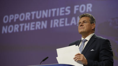EU-kommissionär Maros Sefcovic på presskonferens.