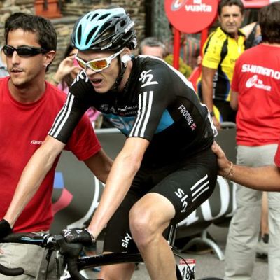 Chris Froome uupuneena Espanjan ympäriajon kahdeksannen etapin maalissa.