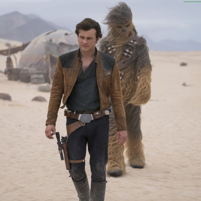 Han Solo (Alden Ehrenreich) och Chewbacca (Joonas Suotamo) går igenom ett sandlandskap.